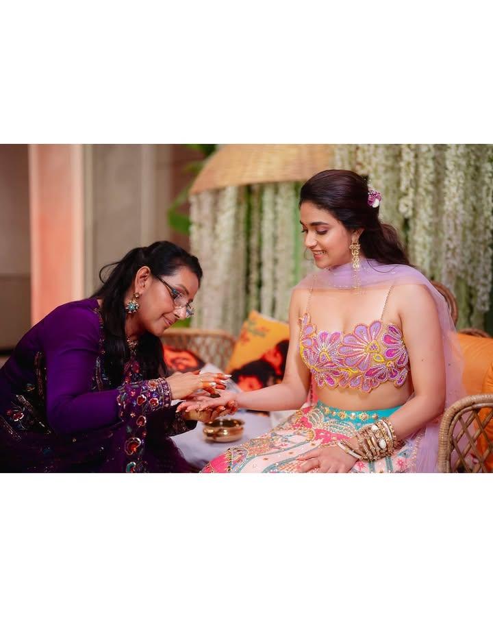 keerthy-suresh-mahendi-ceremony-photos